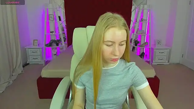 Alina Blonde online show from May 14, 5:37 am