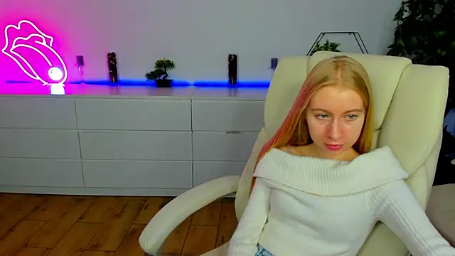 Alina Blonde online show from November 10, 6:51 am