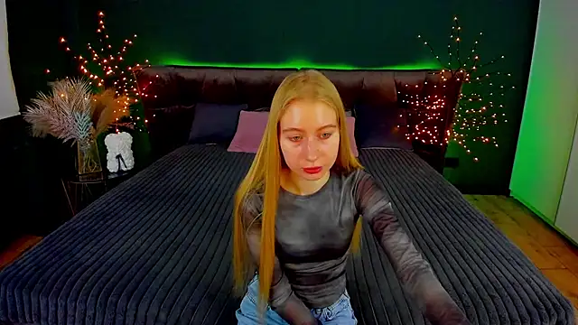 Snapshot of Alina_Blonde chatting on October 11, 5:41 am Alina Blonde online show from October 11, 5:41 am