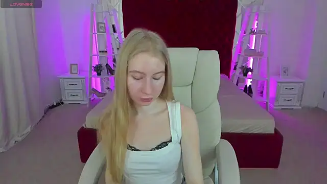 Snapshot of Alina_Blonde chatting on July 9, 5:41 am Alina Blonde online show from July 9, 5:41 am