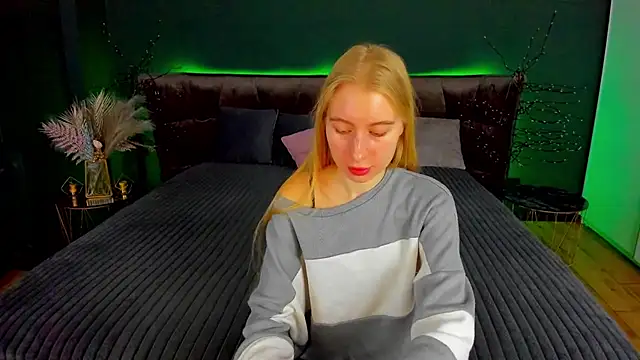 Snapshot of Alina_Blonde chatting on October 9, 5:41 am Alina Blonde online show from October 9, 5:41 am