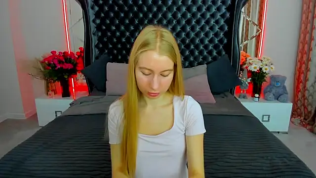 Snapshot of Alina_Blonde chatting on June 27, 5:57 am Alina Blonde online show from June 27, 5:57 am