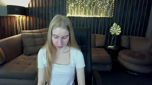 Snapshot of Alina_Blonde chatting on July 17, 5:37 am Alina Blonde online show from July 17, 5:37 am