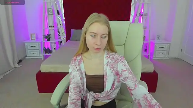 Snapshot of Alina_Blonde chatting on June 14, 5:41 am Alina Blonde online show from June 14, 5:41 am
