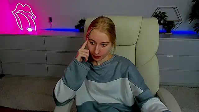 Snapshot of Alina_Blonde chatting on September 26, 5:36 am Alina Blonde online show from September 26, 5:36 am
