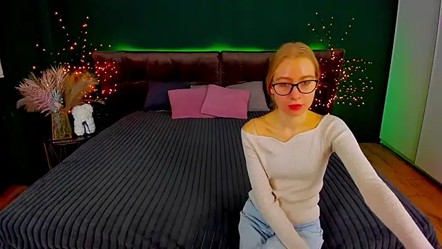 Snapshot of Alina_Blonde chatting on October 19, 5:43 am Alina Blonde online show from October 19, 5:43 am
