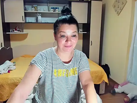 Snapshot of Soffy_Skye chatting on February 10, 5:06 am Soffy Skye online show from February 10, 5:06 am