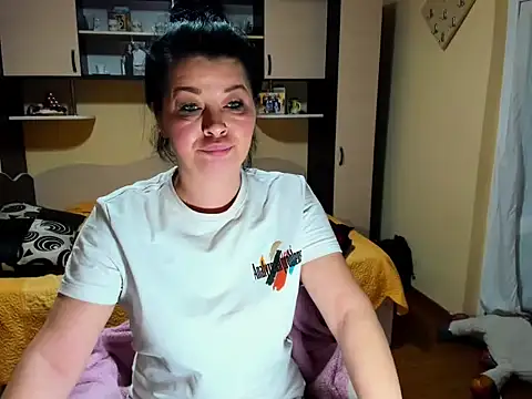 Snapshot of Soffy_Skye chatting on February 19, 3:47 am Soffy Skye online show from February 19, 3:47 am