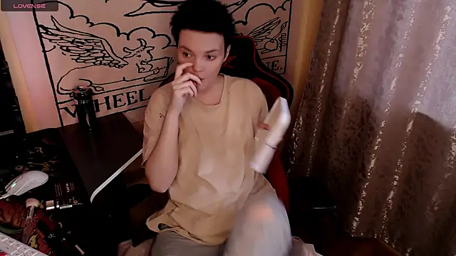 KrisNeal online show from April 28, 9:24 am