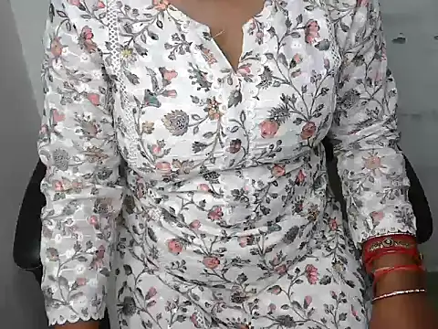 Snapshot of bold_naina chatting on October 3, 3:52 am bold naina online show from October 3, 3:52 am