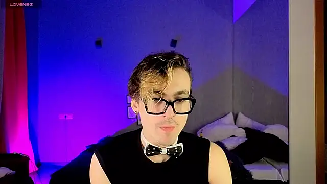 OLIVER  MARTINEZ online show from October 13, 5:31 am