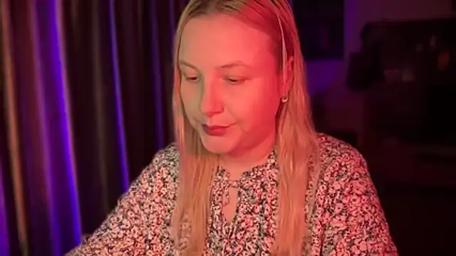 Snapshot of BikiHellena chatting on October 28, 1:06 am BikiHellena online show from October 28, 1:06 am