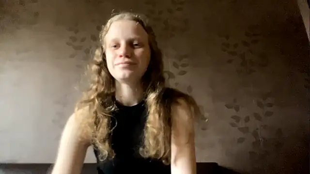 Snapshot of GlyndaCaver chatting on October 5, 10:39 am GlyndaCaver online show from October 5, 10:39 am
