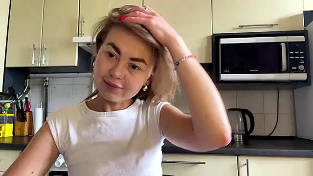 Snapshot of MartaLuna_ chatting on June 15, 9:31 am MartaLuna online show from June 15, 9:31 am
