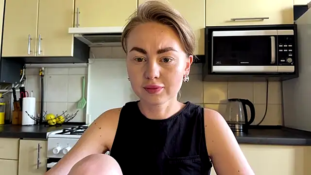 Snapshot of MartaLuna_ chatting on June 9, 11:11 am MartaLuna online show from June 9, 11:11 am