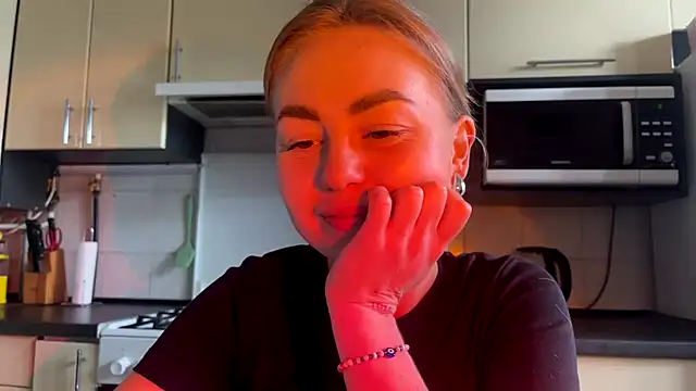 Snapshot of MartaLuna_ chatting on June 18, 2:33 pm MartaLuna online show from June 18, 2:33 pm