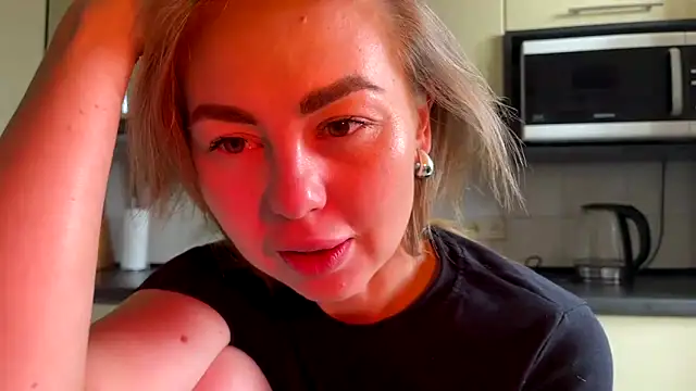 Snapshot of MartaLuna_ chatting on June 18, 8:13 am MartaLuna online show from June 18, 8:13 am