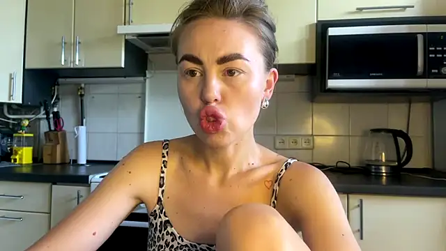 Snapshot of MartaLuna_ chatting on July 1, 1:11 pm MartaLuna online show from July 1, 1:11 pm