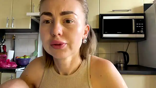 Snapshot of MartaLuna_ chatting on July 5, 8:54 am MartaLuna online show from July 5, 8:54 am