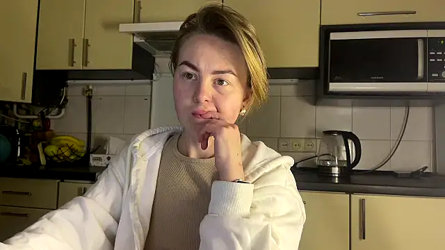 MartaLuna  online show from April 7, 9:38 pm