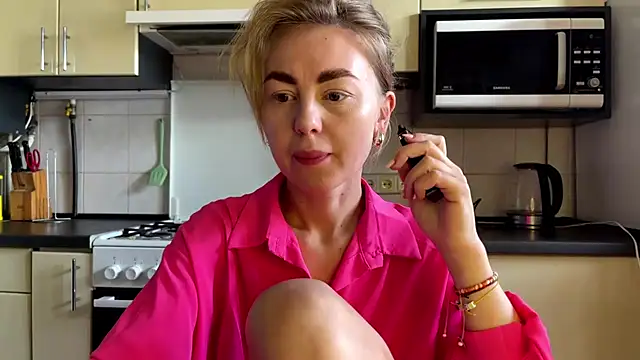 Snapshot of MartaLuna_ chatting on July 23, 10:34 am MartaLuna online show from July 23, 10:34 am