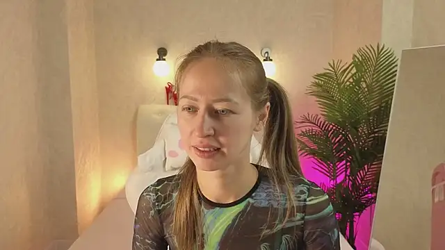 Snapshot of bella_li__ chatting on October 4, 1:29 am bella li online show from October 4, 1:29 am