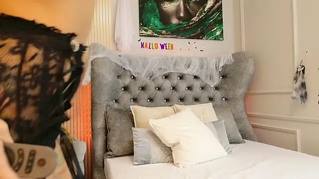 Snapshot of MeganXDesire chatting on October 27, 5:52 am MeganXDesire online show from October 27, 5:52 am