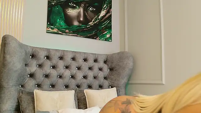 Snapshot of MeganXDesire chatting on October 24, 4:55 am MeganXDesire online show from October 24, 4:55 am