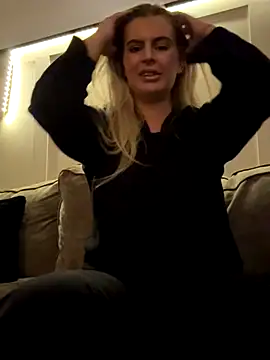 Snapshot of Luce-xxx1 chatting on October 24, 4:44 am Luce-xxx1 online show from October 24, 4:44 am