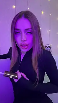 Elizabeth Tay online show from December 15, 6:25 pm