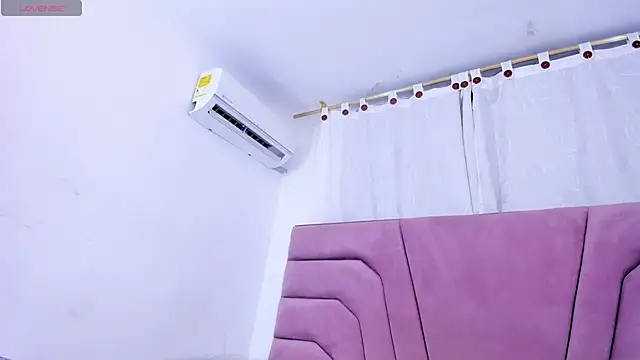 miajhonsonx online show from April 15, 6:01 pm