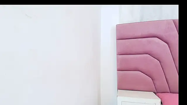 miajhonsonx online show from March 26, 3:32 pm