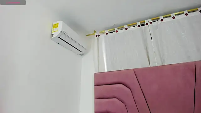 miajhonsonx online show from December 17, 2:11 pm