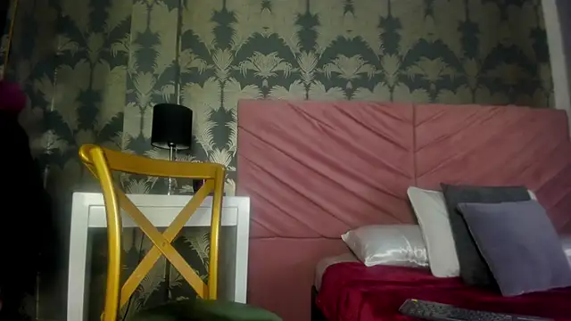 Snapshot of VictoriaQueen_Fg chatting on December 3, 7:35 pm VictoriaQueen Fg online show from December 3, 7:35 pm