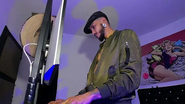 Snapshot of xxKamadevaxx chatting on October 18, 1:18 am xxKamadevaxx online show from October 18, 1:18 am