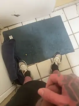 Snapshot of busnfatnutsLildee chatting on February 16, 1:37 am busnfatnutsLildee online show from February 16, 1:37 am