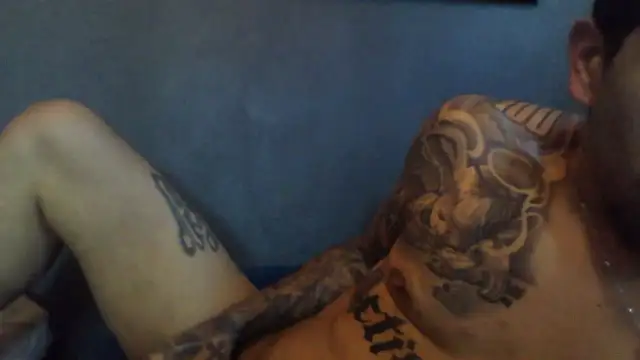 Snapshot of busnfatnutsLildee chatting on January 11, 8:27 pm busnfatnutsLildee online show from January 11, 8:27 pm