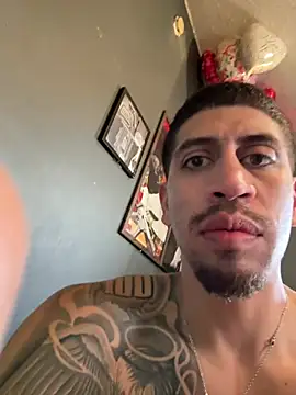 Snapshot of busnfatnutsLildee chatting on February 21, 10:23 pm busnfatnutsLildee online show from February 21, 10:23 pm