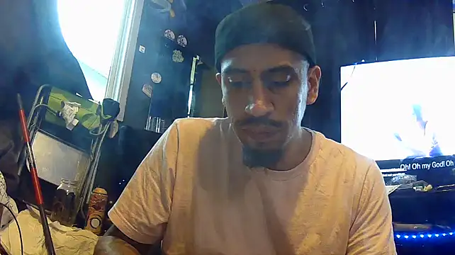 Snapshot of busnfatnutsLildee chatting on November 22, 12:32 am busnfatnutsLildee online show from November 22, 12:32 am