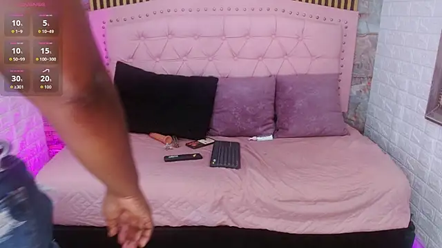 Snapshot of sheyla__ebony chatting on November 6, 8:24 pm sheyla ebony online show from November 6, 8:24 pm