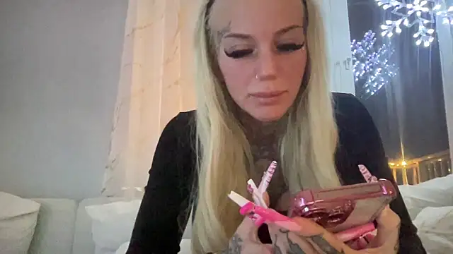 paulinaalatalo online show from December 18, 8:23 pm