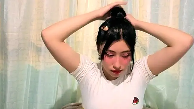 Sullyoonn online show from November 12, 11:30 pm