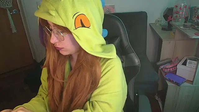 Miacatsito3 online show from November 7, 8:35 pm