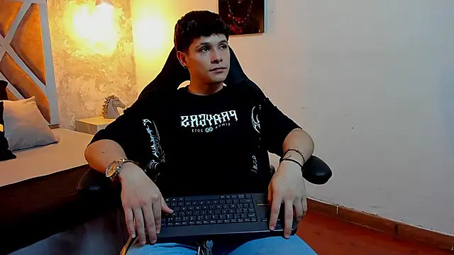 Snapshot of kraven_lust chatting on June 5, 3:11 am kraven lust online show from June 5, 3:11 am