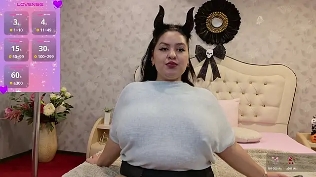 Snapshot of CurvyAleya chatting on October 17, 10:44 pm CurvyAleya online show from October 17, 10:44 pm
