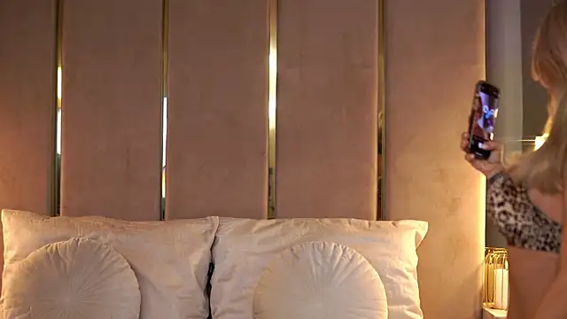 Snapshot of CamilaStarr chatting on December 3, 9:25 pm CamilaStarr online show from December 3, 9:25 pm