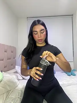 karolaalcendra online show from March 1, 12:32 am