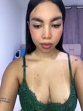 karolaalcendra online show from December 18, 3:55 am