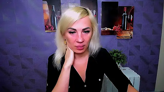 Snapshot of EmmaCat_ chatting on September 18, 5:32 am EmmaCat online show from September 18, 5:32 am