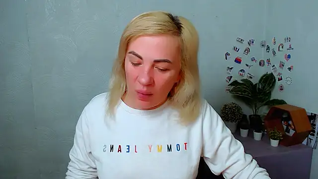 EmmaCat  online show from December 16, 5:22 am